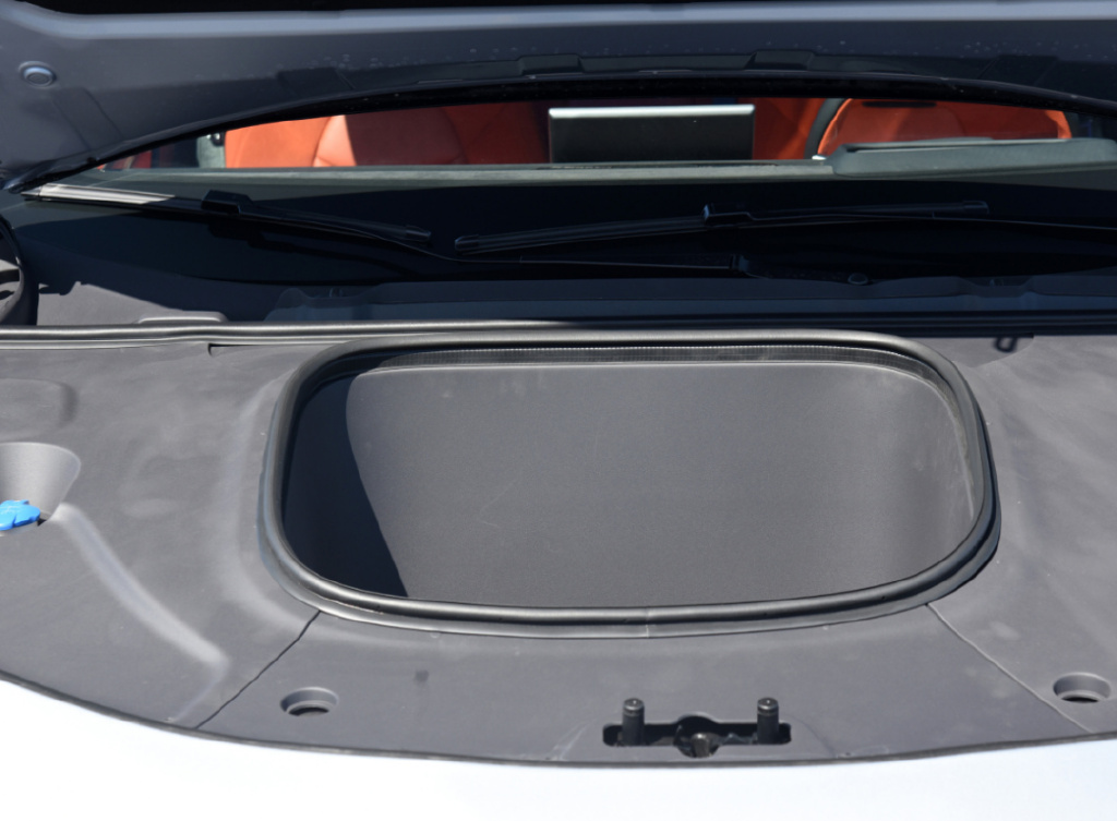 年轻用户的新选择，哪吒S对比极狐阿尔法T