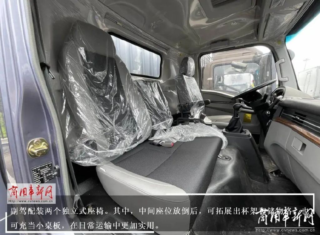 豪沃新统帅主,副驾座椅均采用加厚设计,能有效滤除行车颠簸.