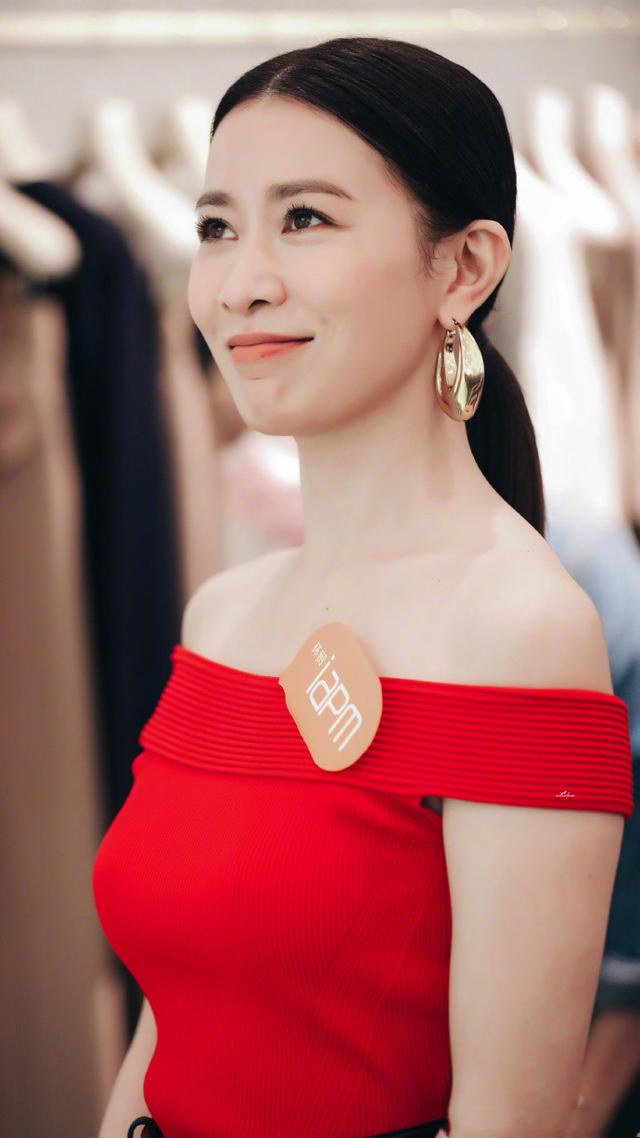 余诗曼穿荷叶裙优雅大方,它悄无声息的"火"了起来,魅力太大了