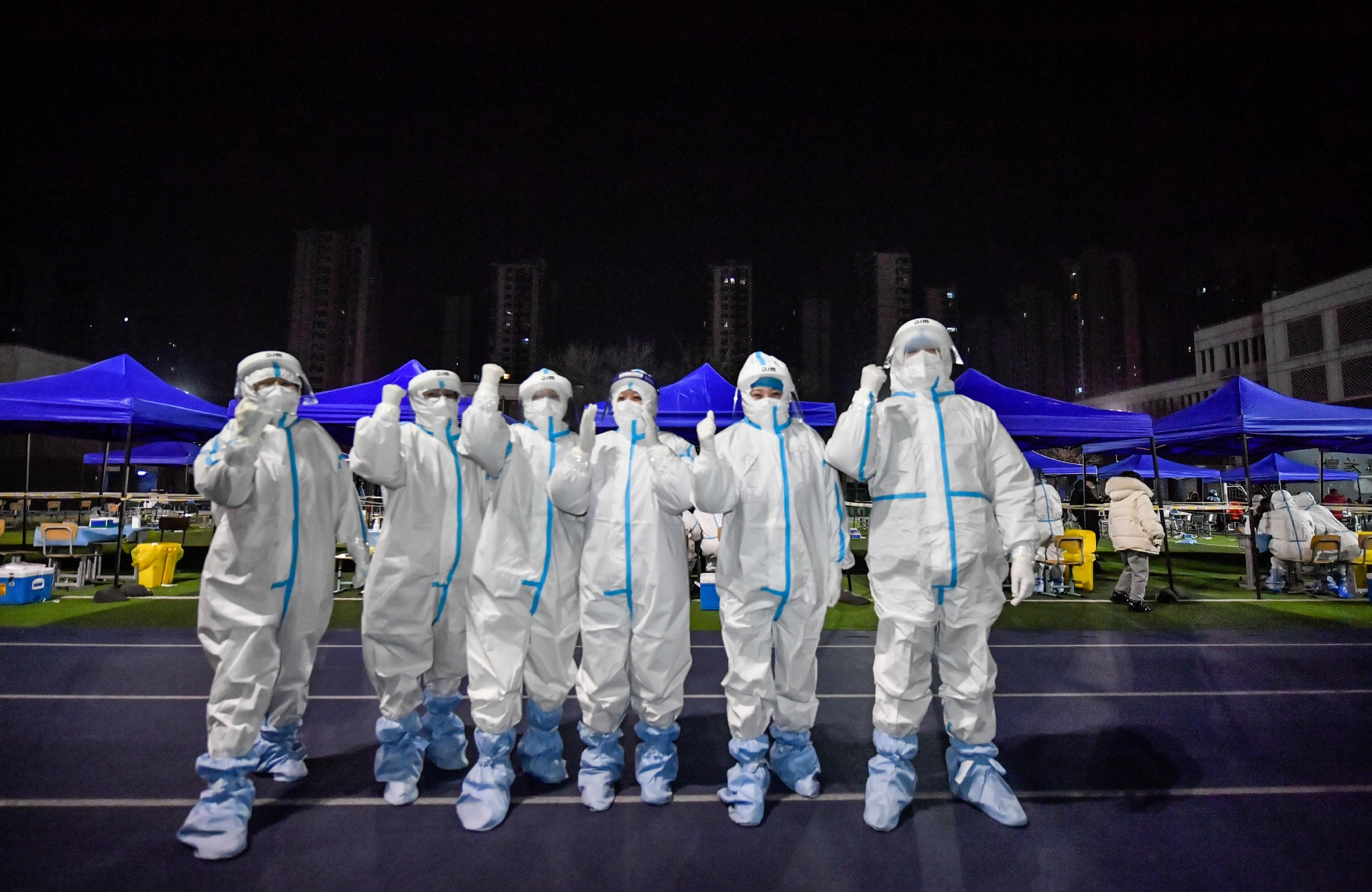 聚焦疫情防控夜深了走近那些发着光的大白