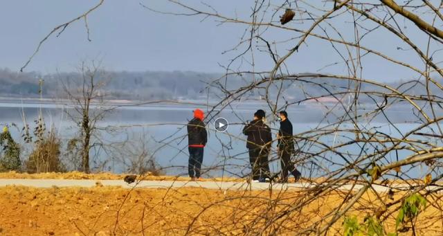 女子蹲草丛被当野猪误杀埋尸工地,警方调挖掘机搜寻,家属称左额中枪,开枪男子疑套牌警车所用不是猎枪休闲区蓝鸢梦想 - Www.slyday.coM 女子蹲草丛被当野猪误杀埋尸工地,警方调挖掘机搜寻,家属称左额中枪,开枪男子疑套牌警车所用不是猎枪休闲区蓝鸢梦想 - Www.slyday.coM