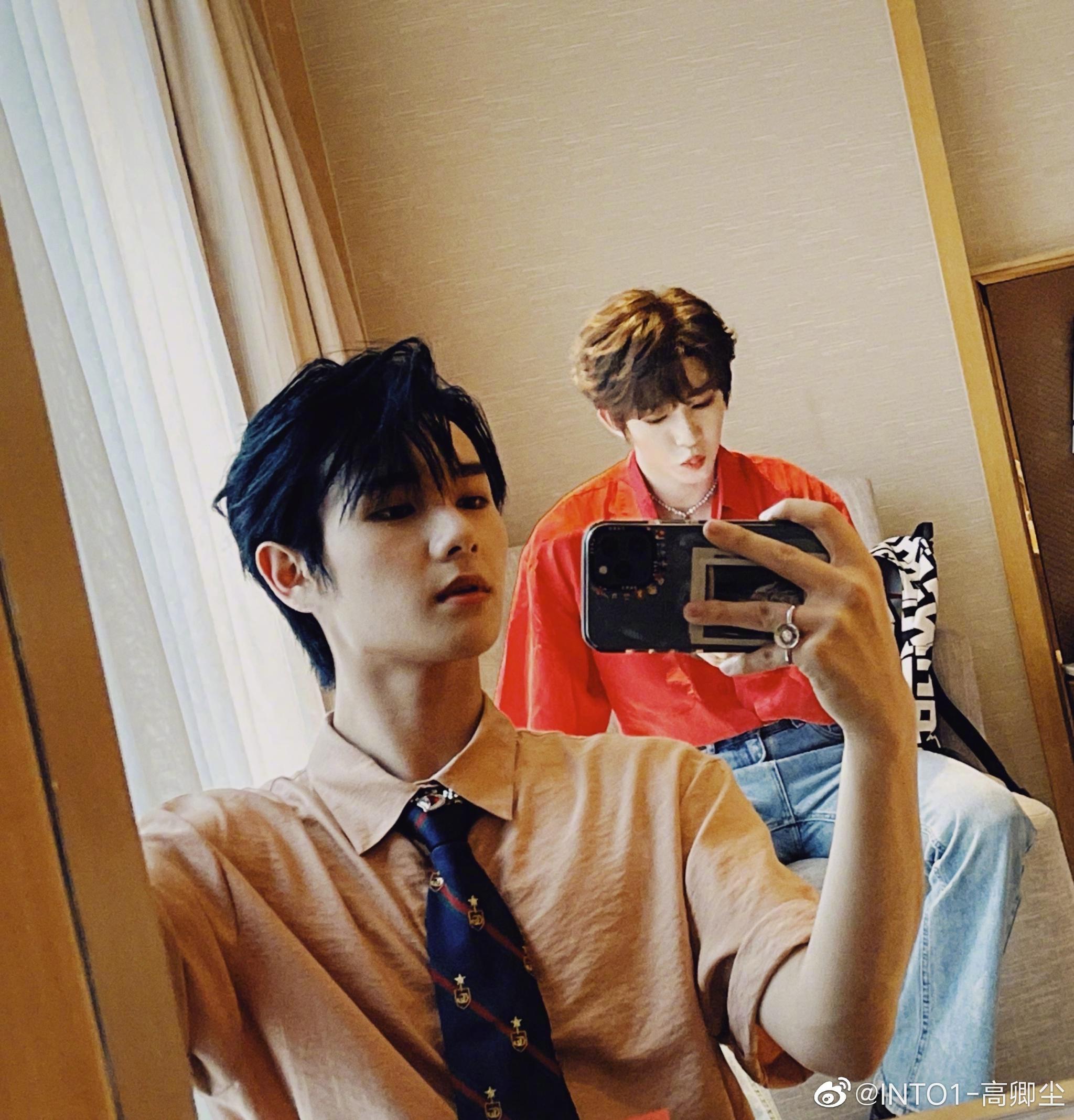 高卿尘拉着刘宇对镜自拍帅哥站一起好养眼