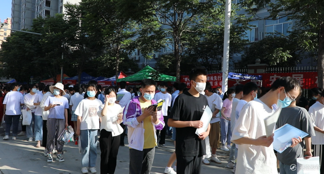 聚焦陕西高考最大考点,候考家长去哪了?休闲区蓝鸢梦想 - Www.slyday.coM 聚焦陕西高考最大考点,候考家长去哪了?休闲区蓝鸢梦想 - Www.slyday.coM