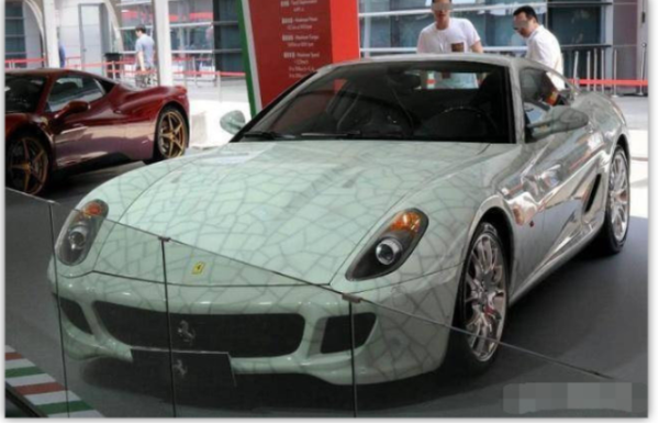 法拉利推出青花瓷版本,车上刻6个中国字,卖出1000多万