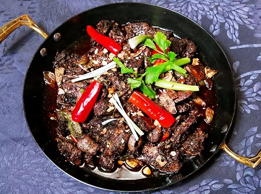 全州醋血鸭是桂林全州县的地方特色名菜,这道菜在全州深受欢迎,每当逢