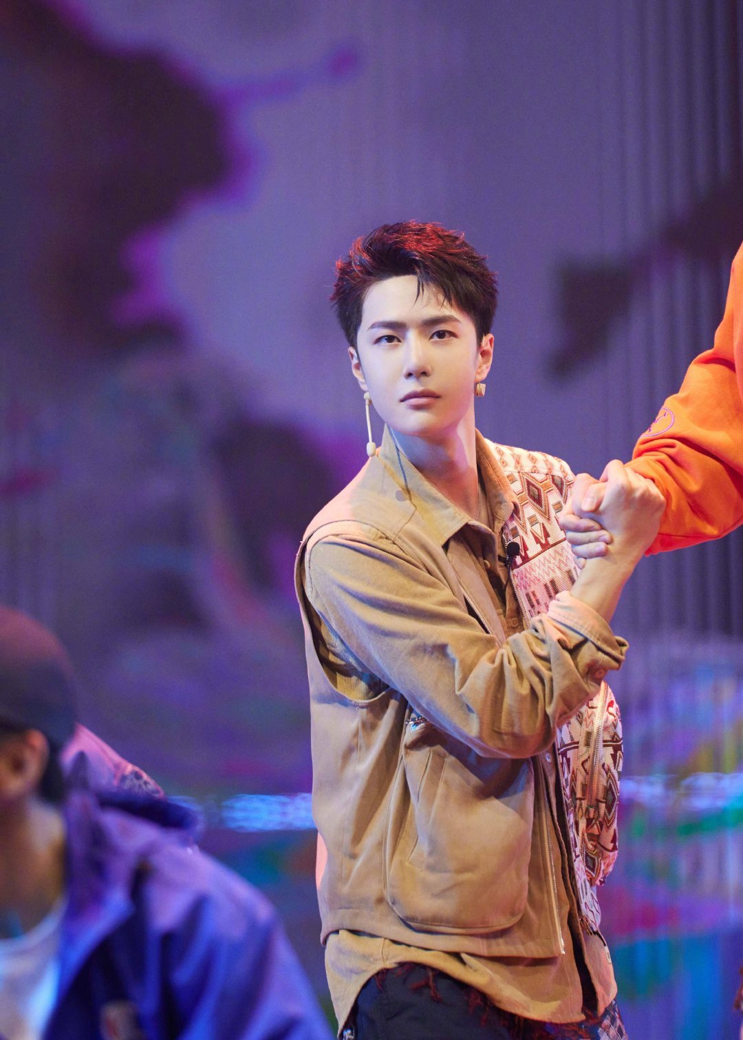 王一博跳舞时的气场和平时真的完全不一样啊……__财经头条