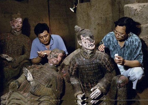 秦陵兵马俑发掘现场:彩绘接触空气15秒就消失,复原军阵令人震撼