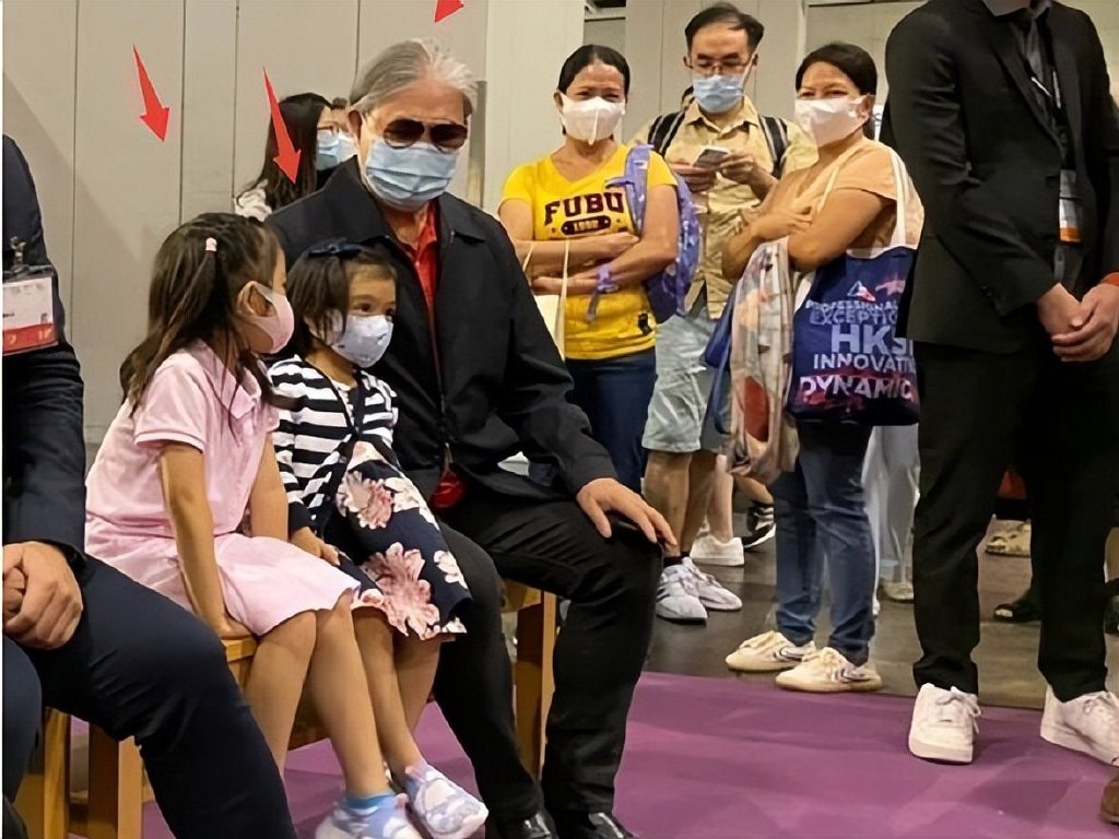 霍家爷孙三代同框，霍中妍凝视郭晶晶霍启刚热聊，霍震霆背影苍老__财经头条