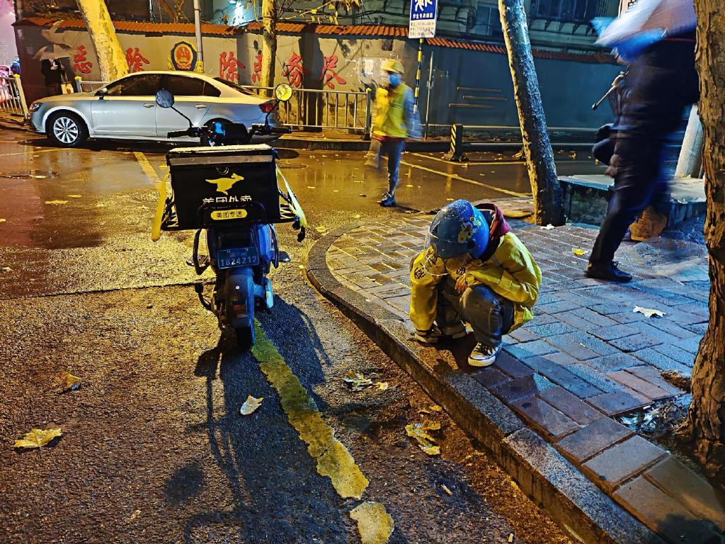 13岁小外卖员跑遍济南送外卖，风餐露宿与时间赛跑，只为守住妈妈休闲区蓝鸢梦想 - Www.slyday.coM