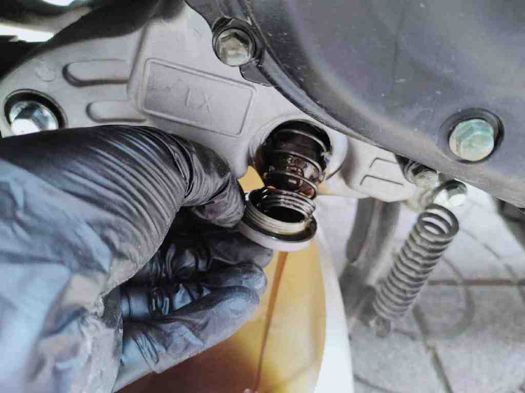 然后用干净的软布擦干净,机油放完后,原路装回并拧紧机油螺丝