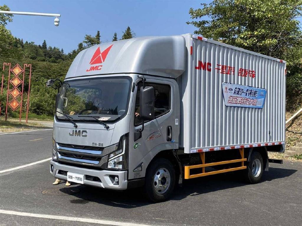 更轻更省试驾江铃全新凯运标杆级轻卡到底强在哪里
