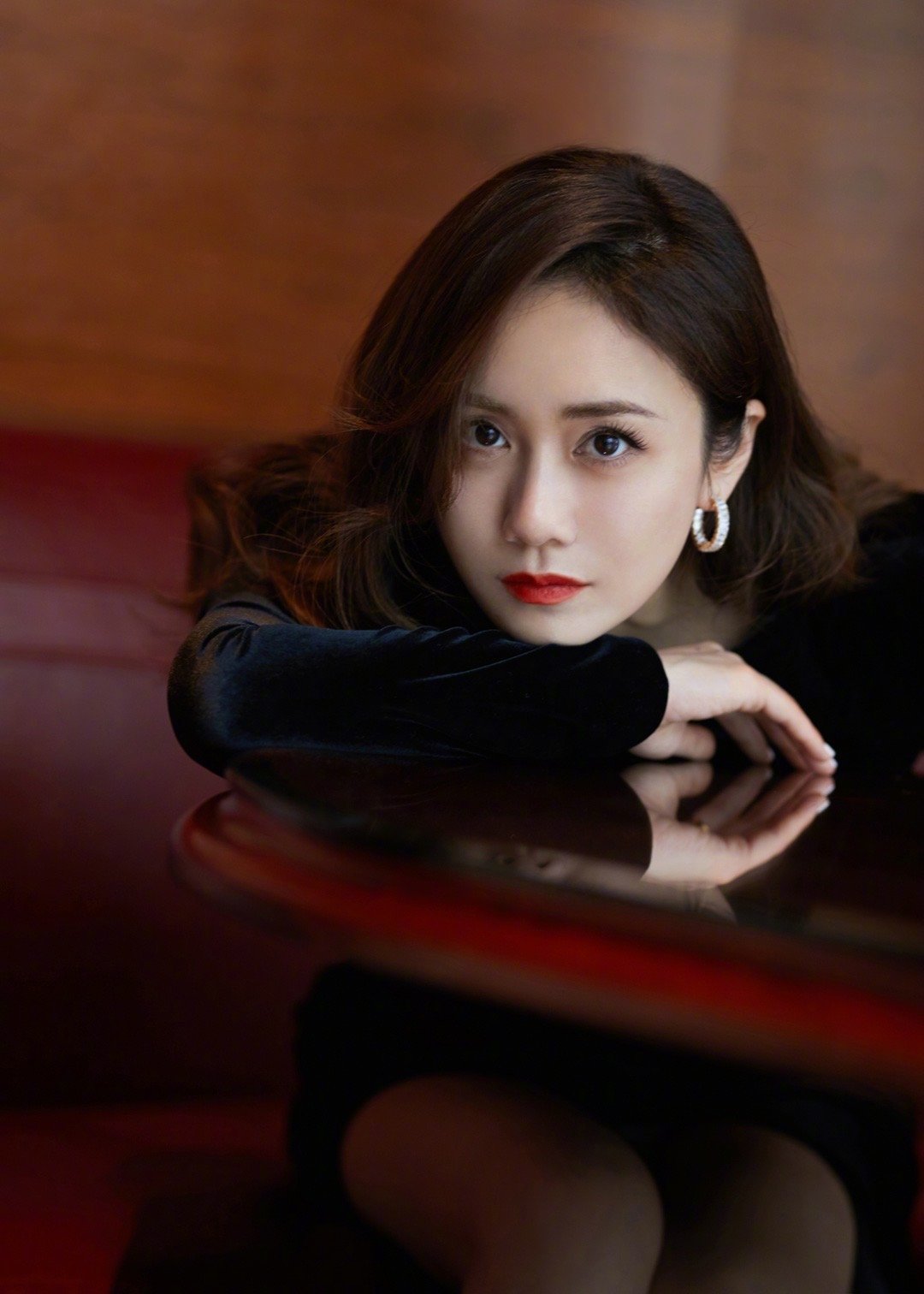 刘芸mahb时尚先生盛典造型图,一身纯黑露背长裙