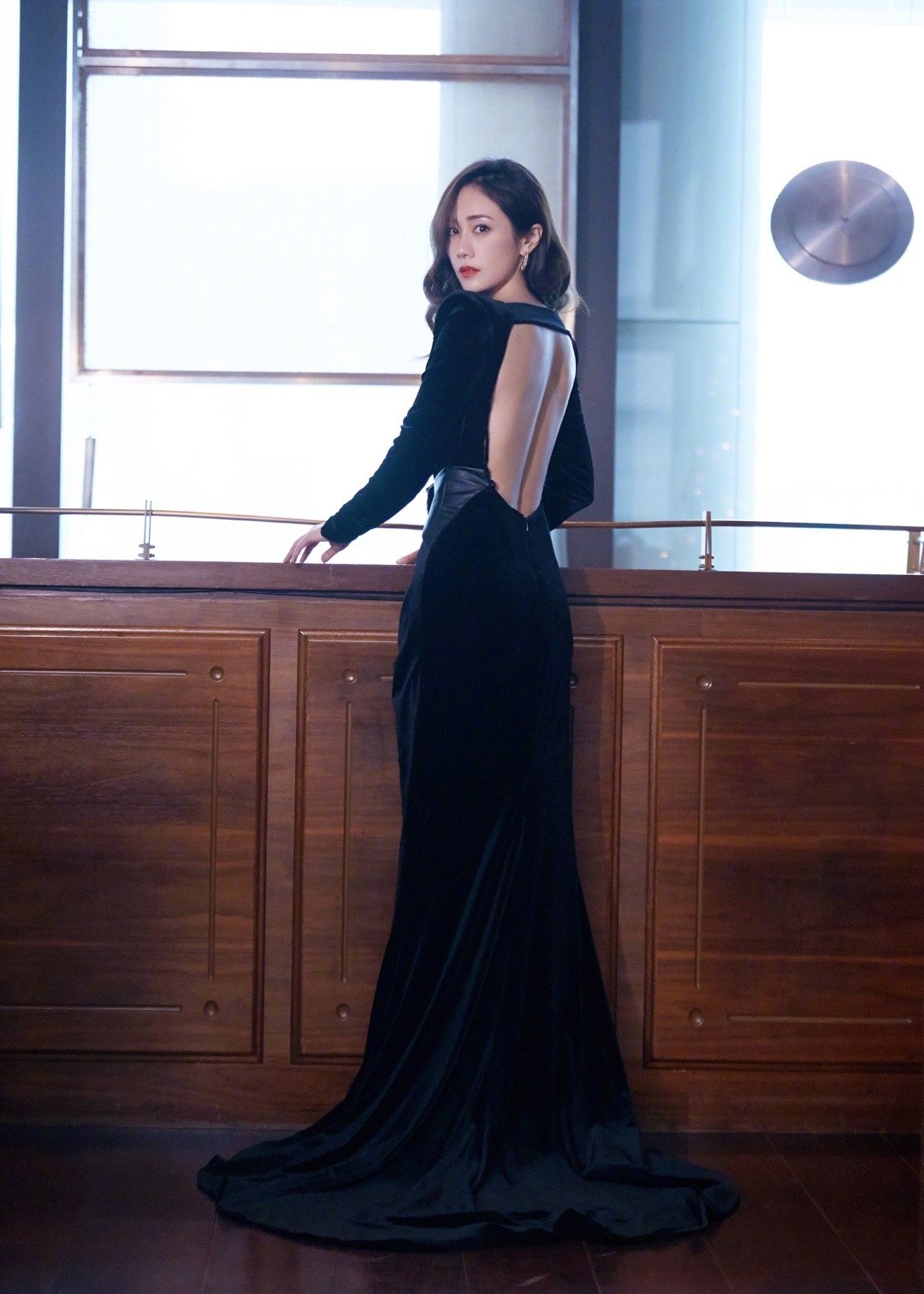 刘芸mahb时尚先生盛典造型图,一身纯黑露背长裙