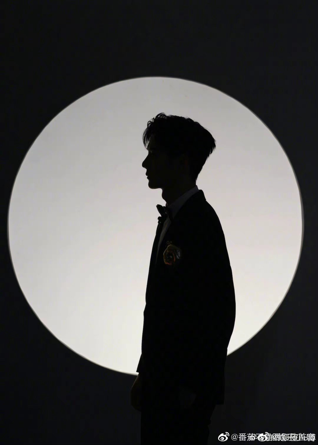 王一博祝大家中秋团圆幸福美满侧颜剪影好绝