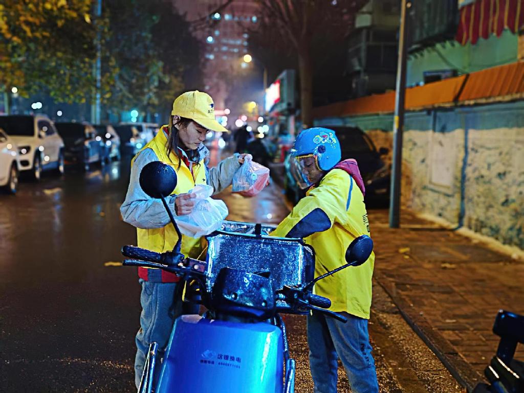 13岁小外卖员跑遍济南送外卖，风餐露宿与时间赛跑，只为守住妈妈休闲区蓝鸢梦想 - Www.slyday.coM