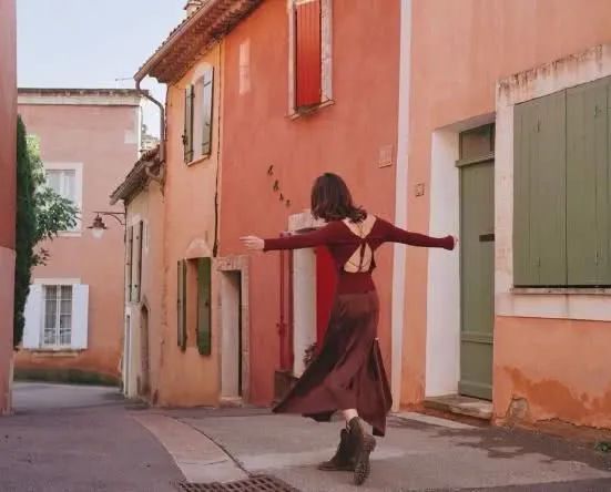 许婧就是气质美女,红裙加身看不出身材优势,纯靠露背抢镜休闲区蓝鸢梦想 - Www.slyday.coM 许婧就是气质美女,红裙加身看不出身材优势,纯靠露背抢镜休闲区蓝鸢梦想 - Www.slyday.coM