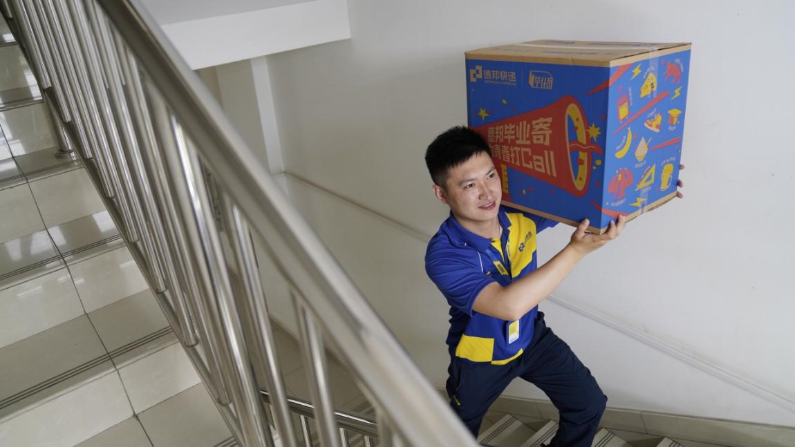 毕业季校园托运硝烟乍起,看快递巨头各出奇招__财经头条