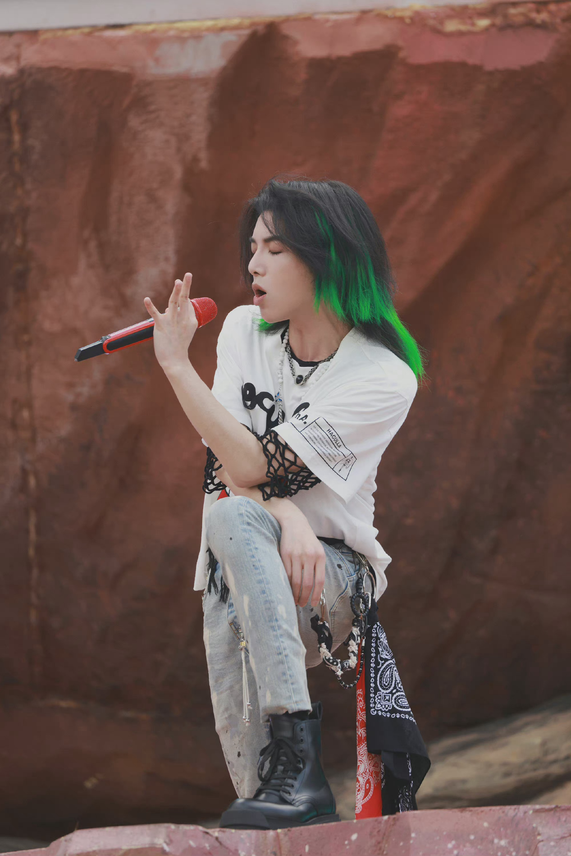 华晨宇演唱会造型图 绿色挑染长发,好酷啊!现场燃炸了!