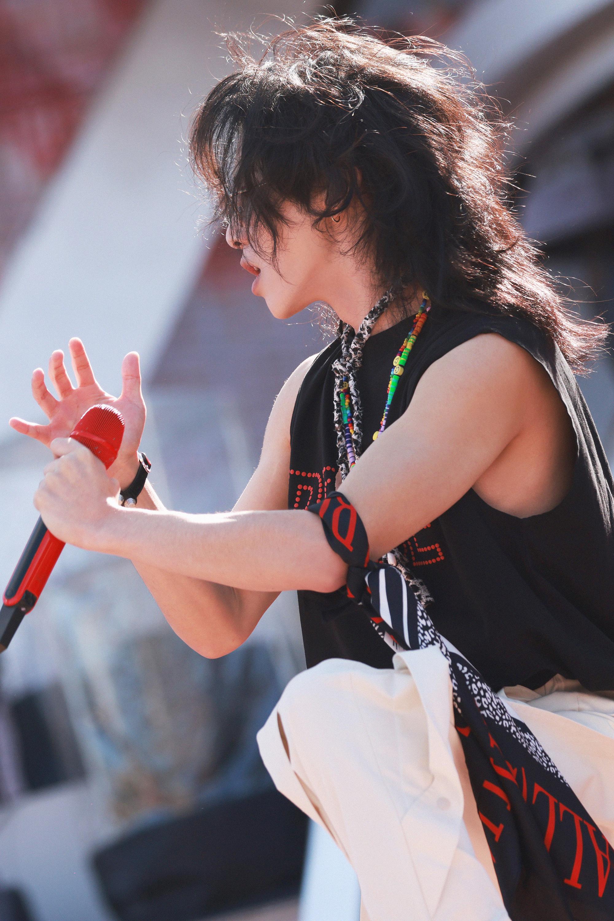 华晨宇今日演唱会造型图