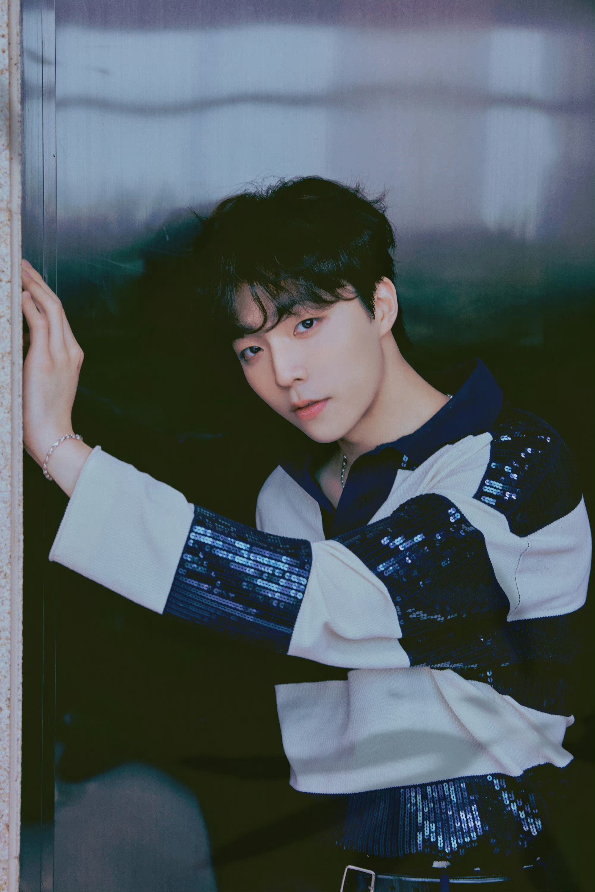 陈立农《声生不息》蓝白亮片毛衣90写真9615_高清图集_新浪网