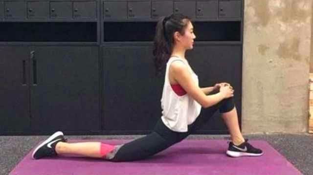 身体僵硬?快来拉伸,4个动作,帮你消除肌肉僵硬提高柔韧性休闲区蓝鸢梦想 - Www.slyday.coM 身体僵硬?快来拉伸,4个动作,帮你消除肌肉僵硬提高柔韧性休闲区蓝鸢梦想 - Www.slyday.coM