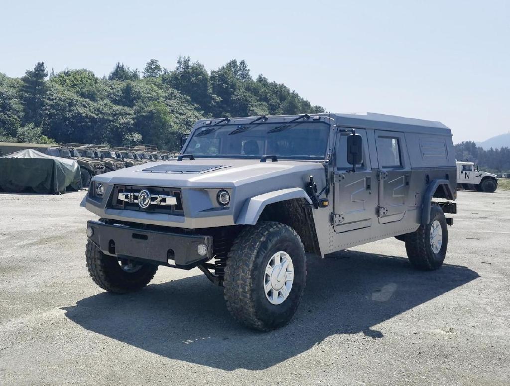 新款东风猛士越野车曝光外观很硬朗背挂式备胎叫板路虎卫士