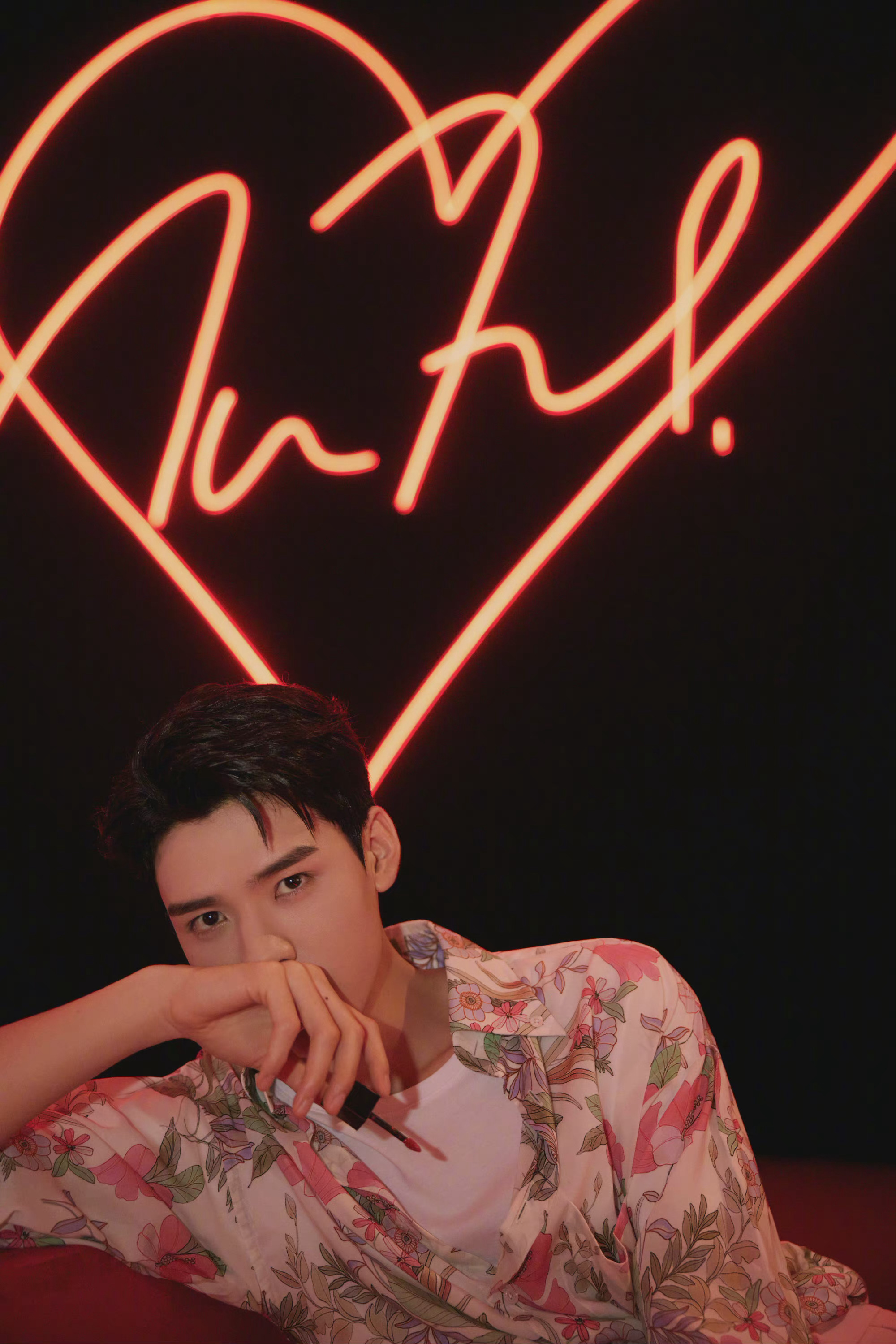 身穿花衬衫搭配粉裤子出席活动……|龚俊_新浪新闻