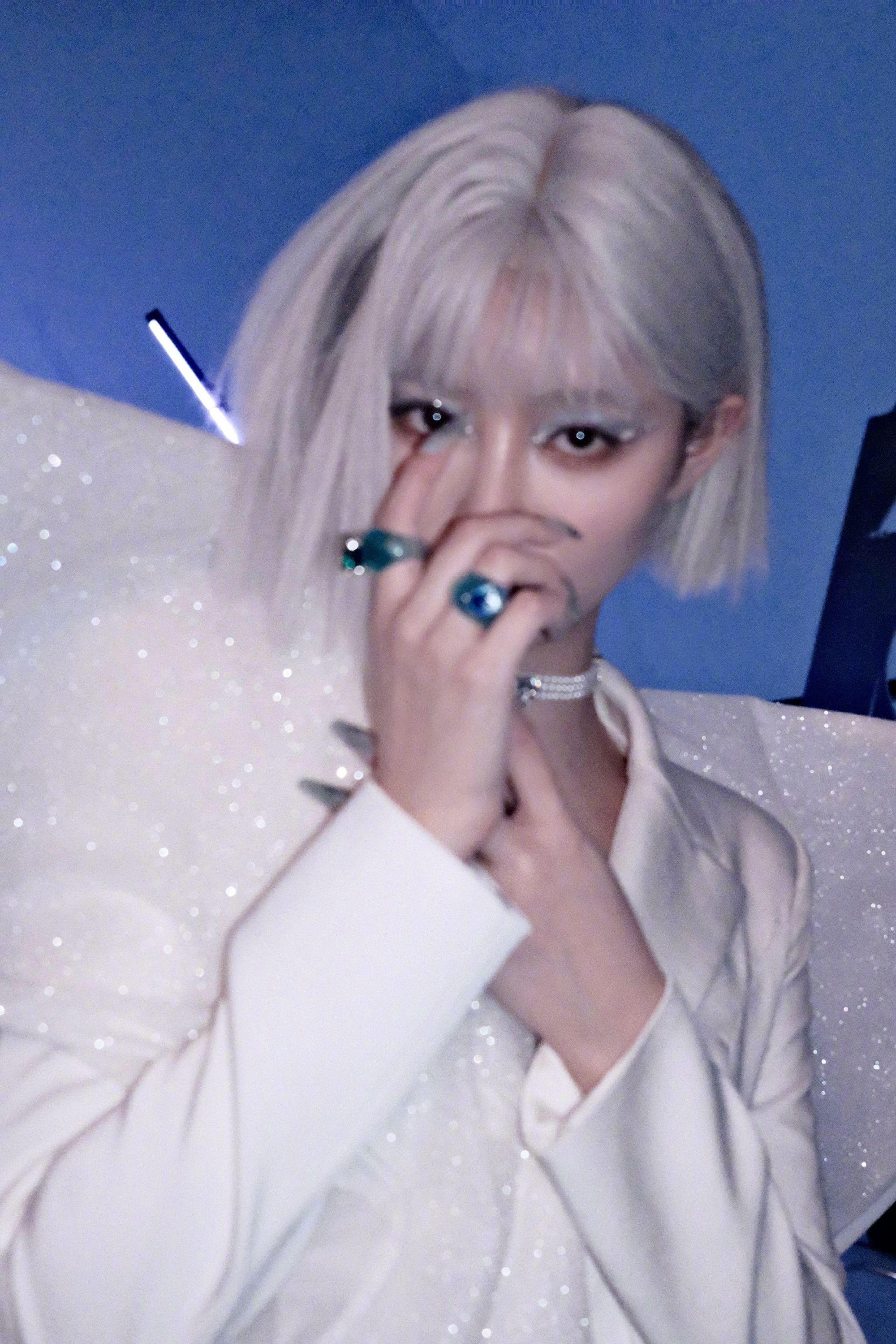 许佳琪晒银发造型kiki银发好绝科技感十足是ai美女吧