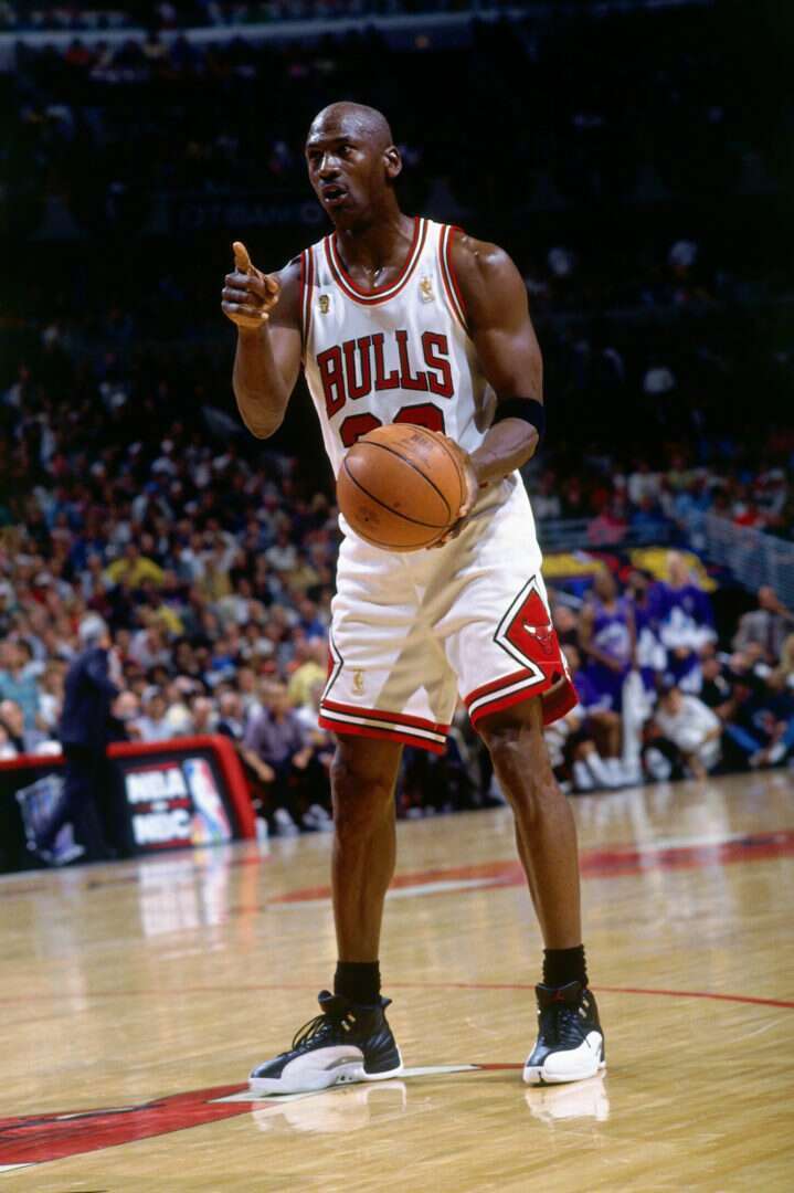 穿着aj12的乔丹!