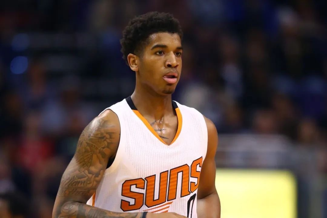 17 12 4!别再叫他水货了,两年底薪捡到宝,勇士又赚了!