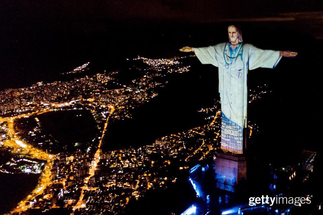 在复活节当晚,里约热内卢基督像被打上了特殊的灯光