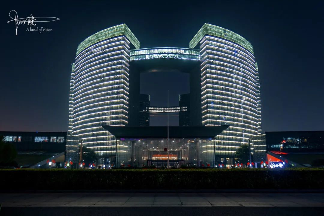 坐落在钱江新城的杭州市民中心,灯光秀起来的时候有点"妖娆"