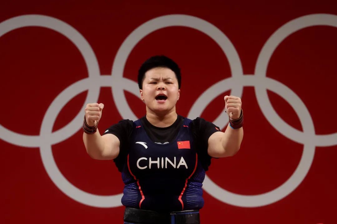 汪周雨举重夺冠