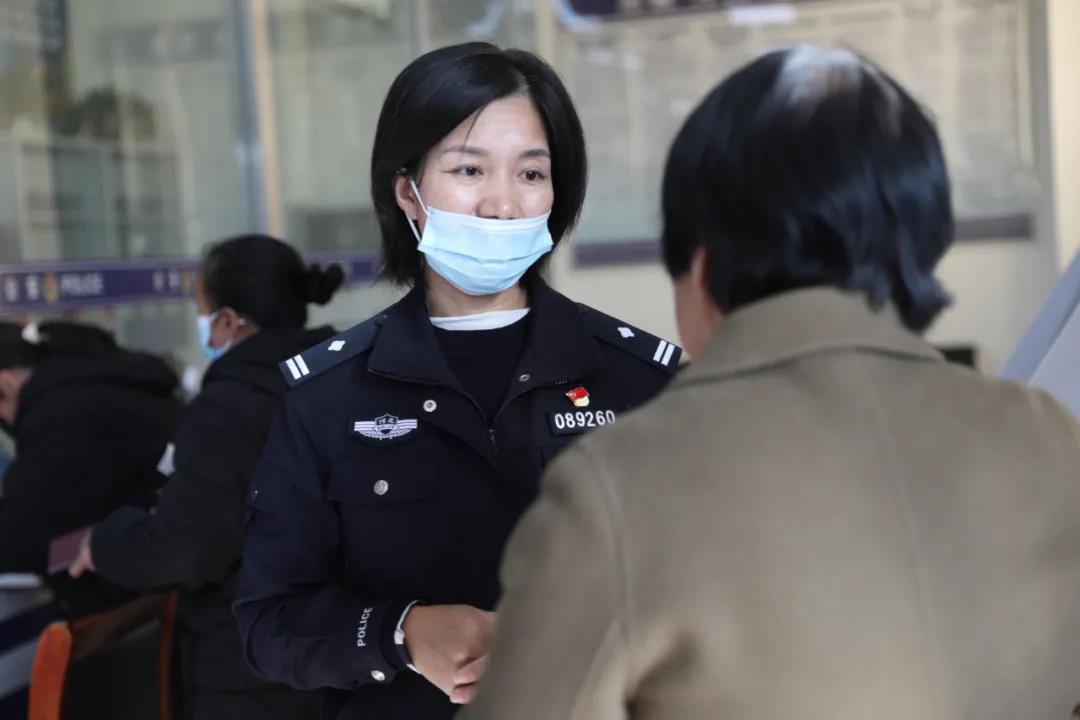 民警给35岁的“孩子”上完户口，60多岁的老大姐为何泣不成声？休闲区蓝鸢梦想 - Www.slyday.coM