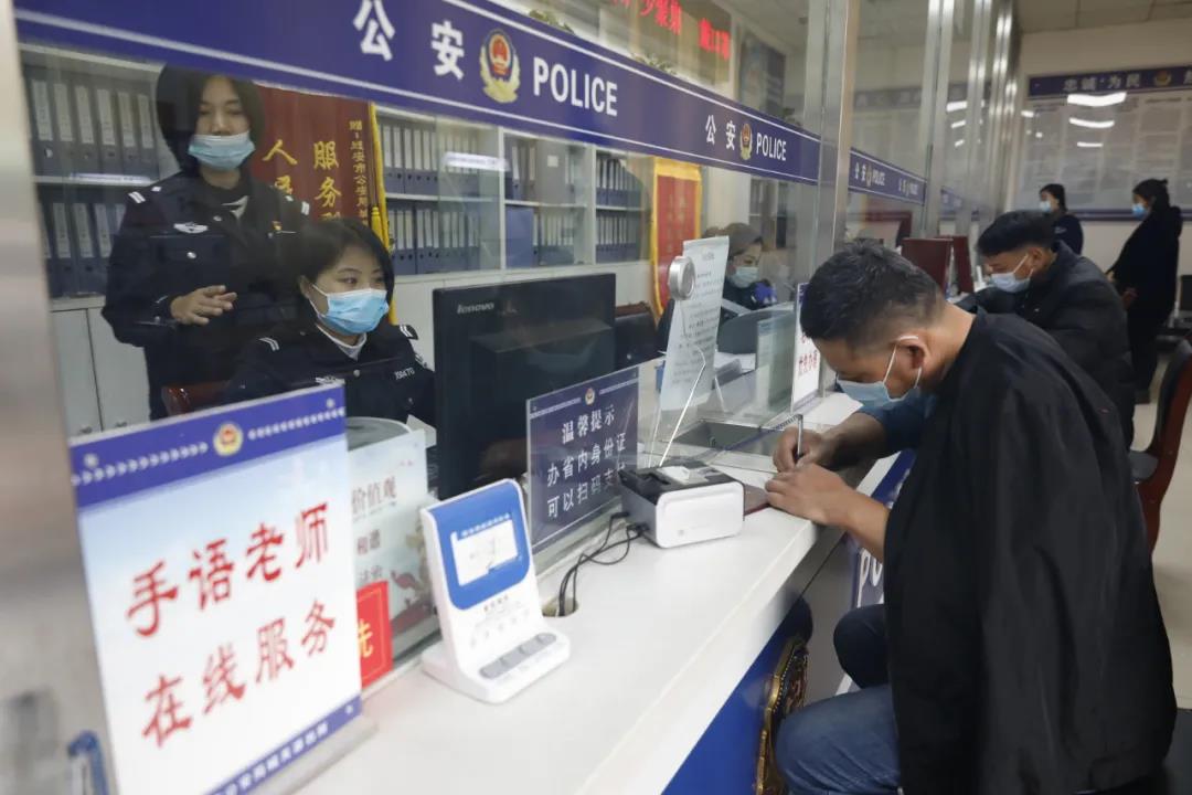 民警给35岁的“孩子”上完户口，60多岁的老大姐为何泣不成声？休闲区蓝鸢梦想 - Www.slyday.coM