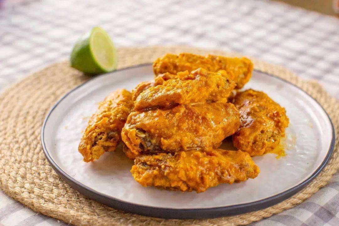 浓郁醇厚的咸蛋黄,搭配鲜嫩多汁的鸡翅中……__财经头条