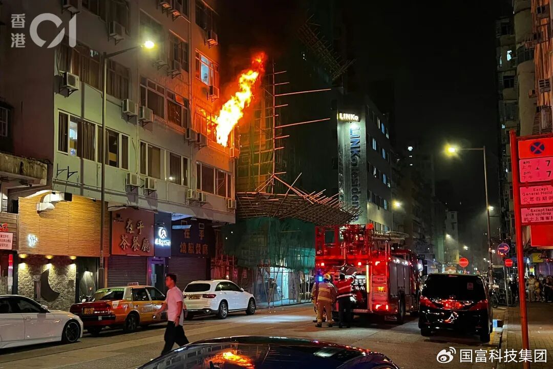 香港公寓起火致8人送医!不拔充电器竟藏这么大风险|香港特别行政区|火灾|灭火|插头|消防_新浪新闻
