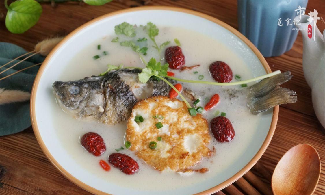 需要食材:两条鲫鱼,六颗红枣,枸杞一把,鸡蛋两个,姜,香菜,小葱,盐