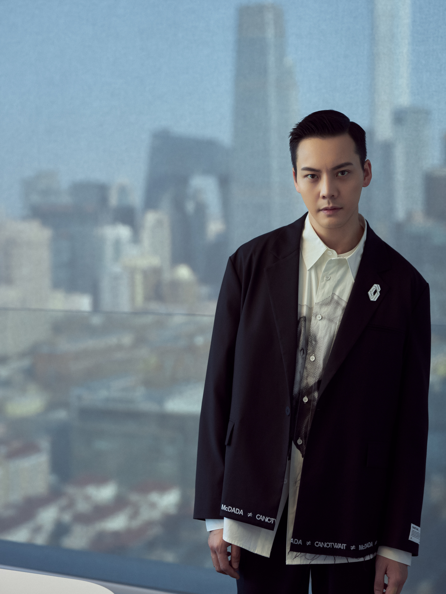 陈伟霆身穿字母边西装,休闲风格中和了西装的严肃,率性慵懒