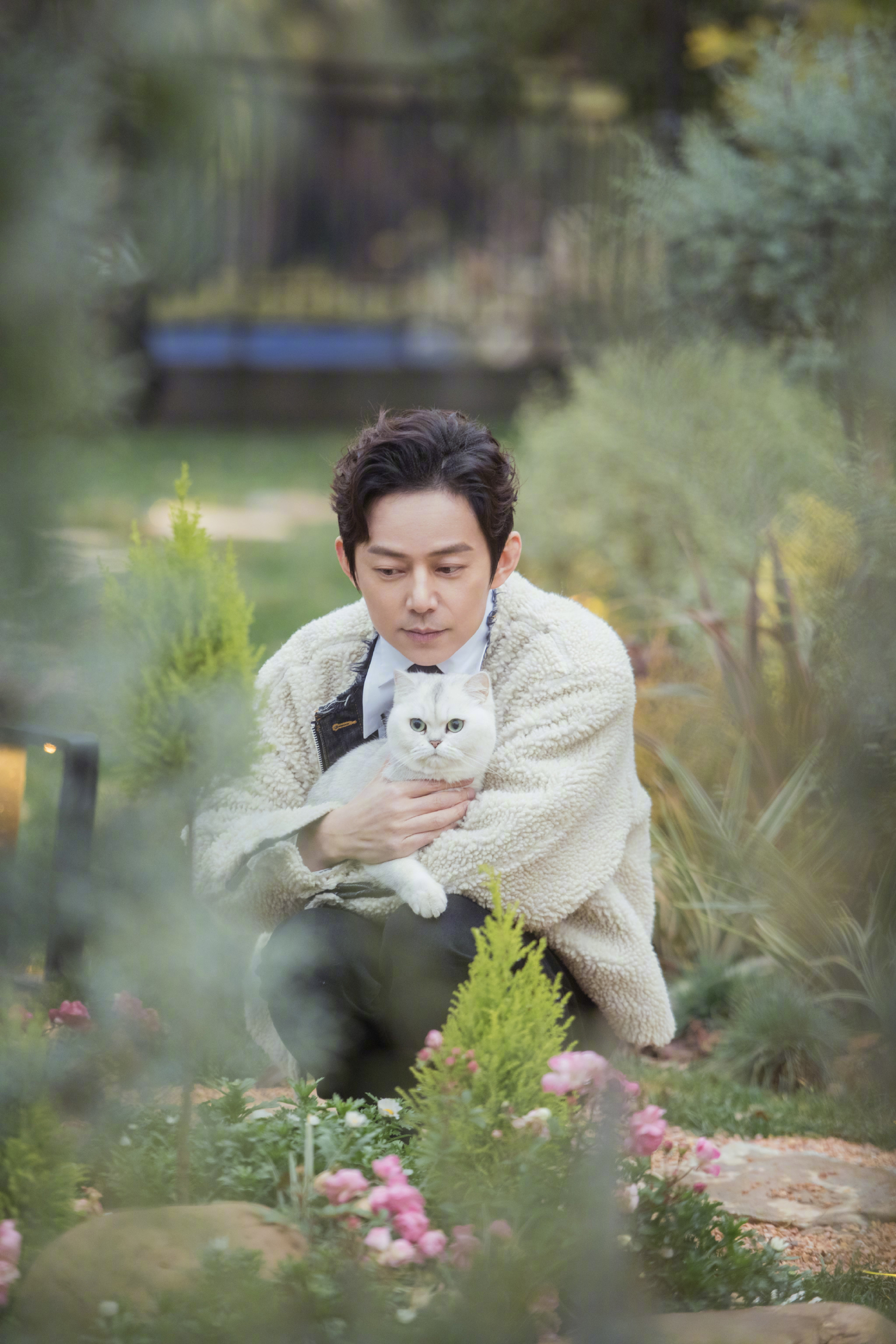 何炅老师还是像20岁的小伙子阳光帅气 生日快乐_高清图集_新浪网