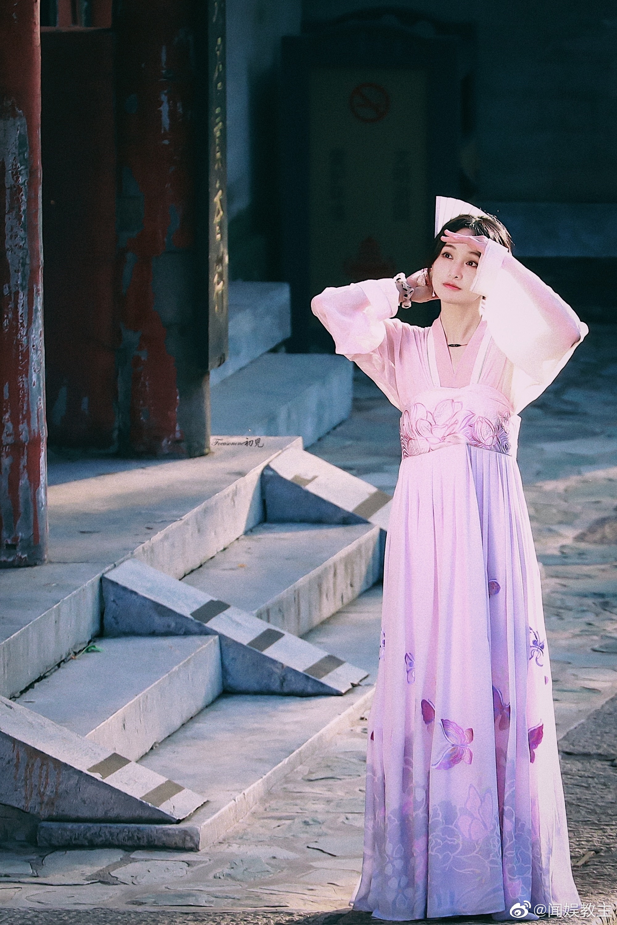 郑爽 粉色古装薄纱长裙,手拿折扇仙女本人来啦!_高清图集_新浪网