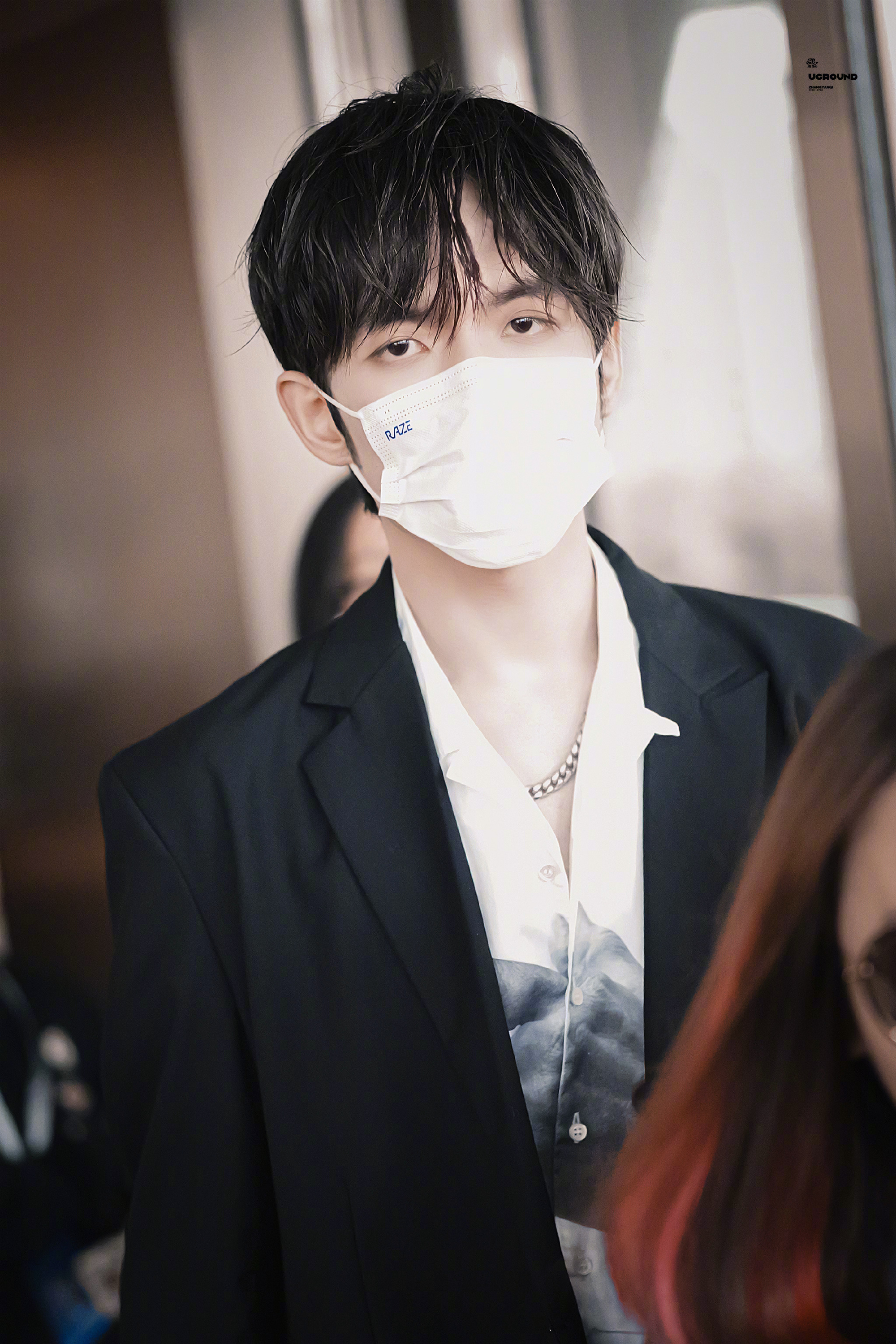 张颜齐今日上班饭拍 西装杀!眼神杀!_高清图集_新浪网