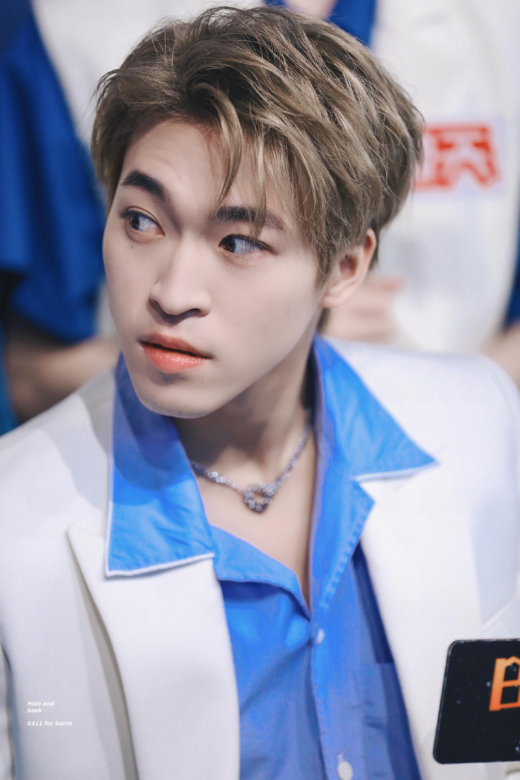 赞多今日份品牌活动饭拍 白色西装蓝衬衫,帅气有型的多多啊!