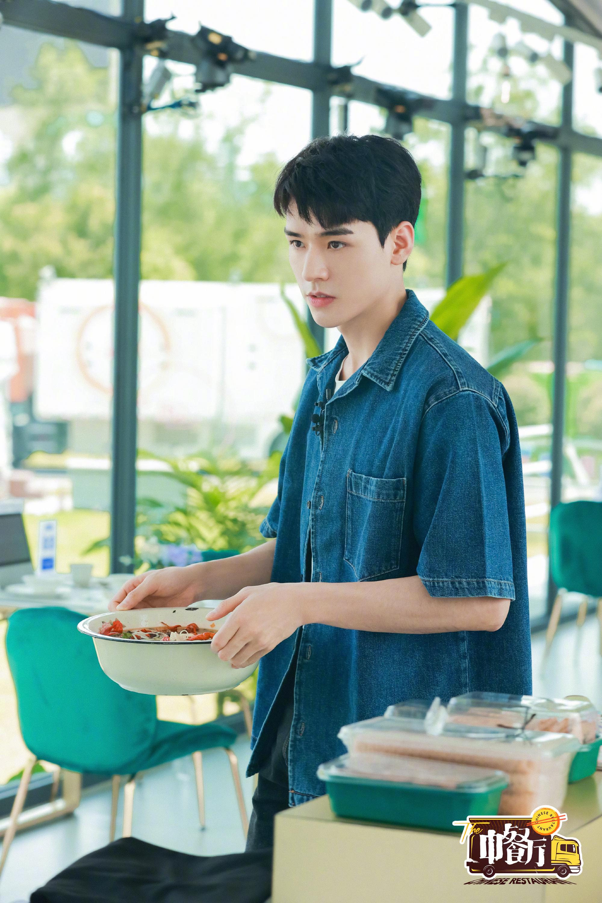 湖南卫视 被众人夸赞厨艺好的@龚俊simon 马上就要在 !