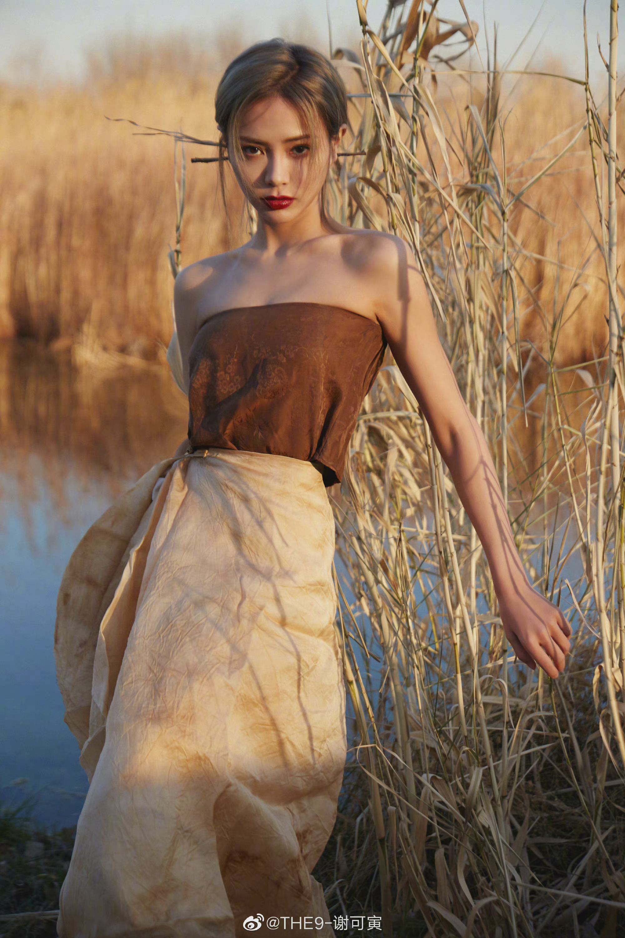 谢可寅最新写真 谢可寅一身大地色系的抹胸长裙长靴……__财经头条