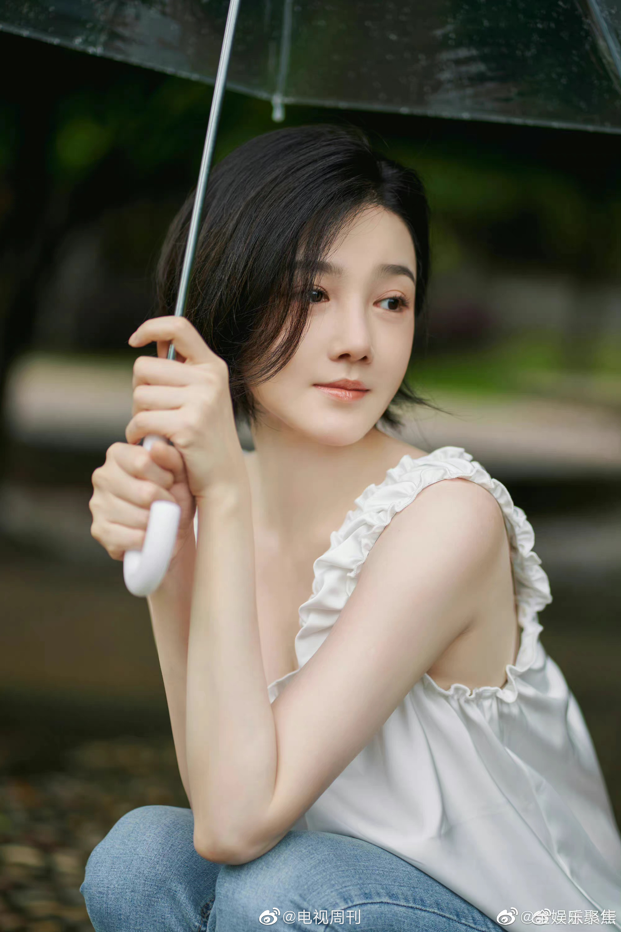 陈小纭雨中撑伞与黑色短发适配度好高