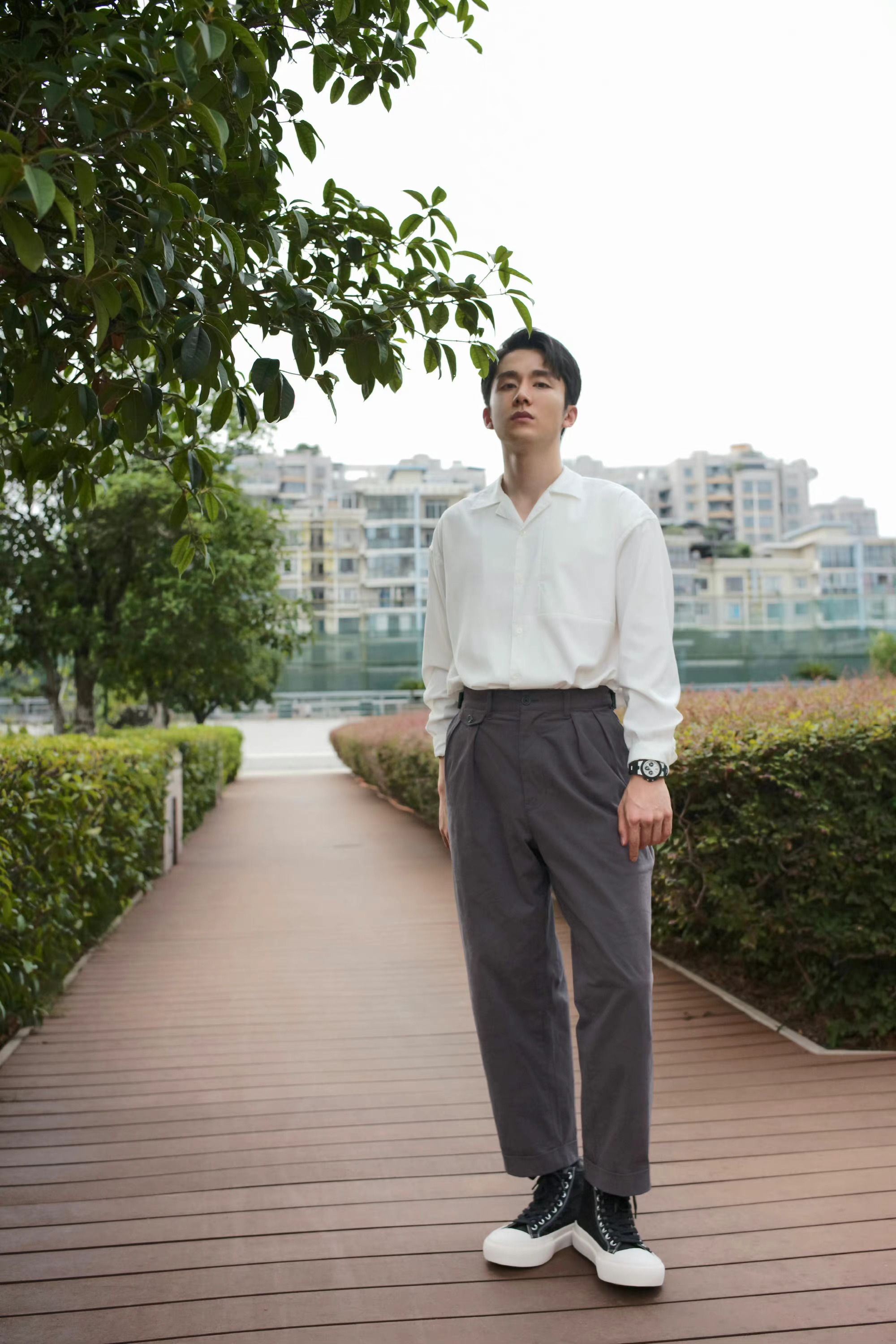 张新成白衬衫造型随拍 干净帅气 少年感十足的本格哥……__财经头条