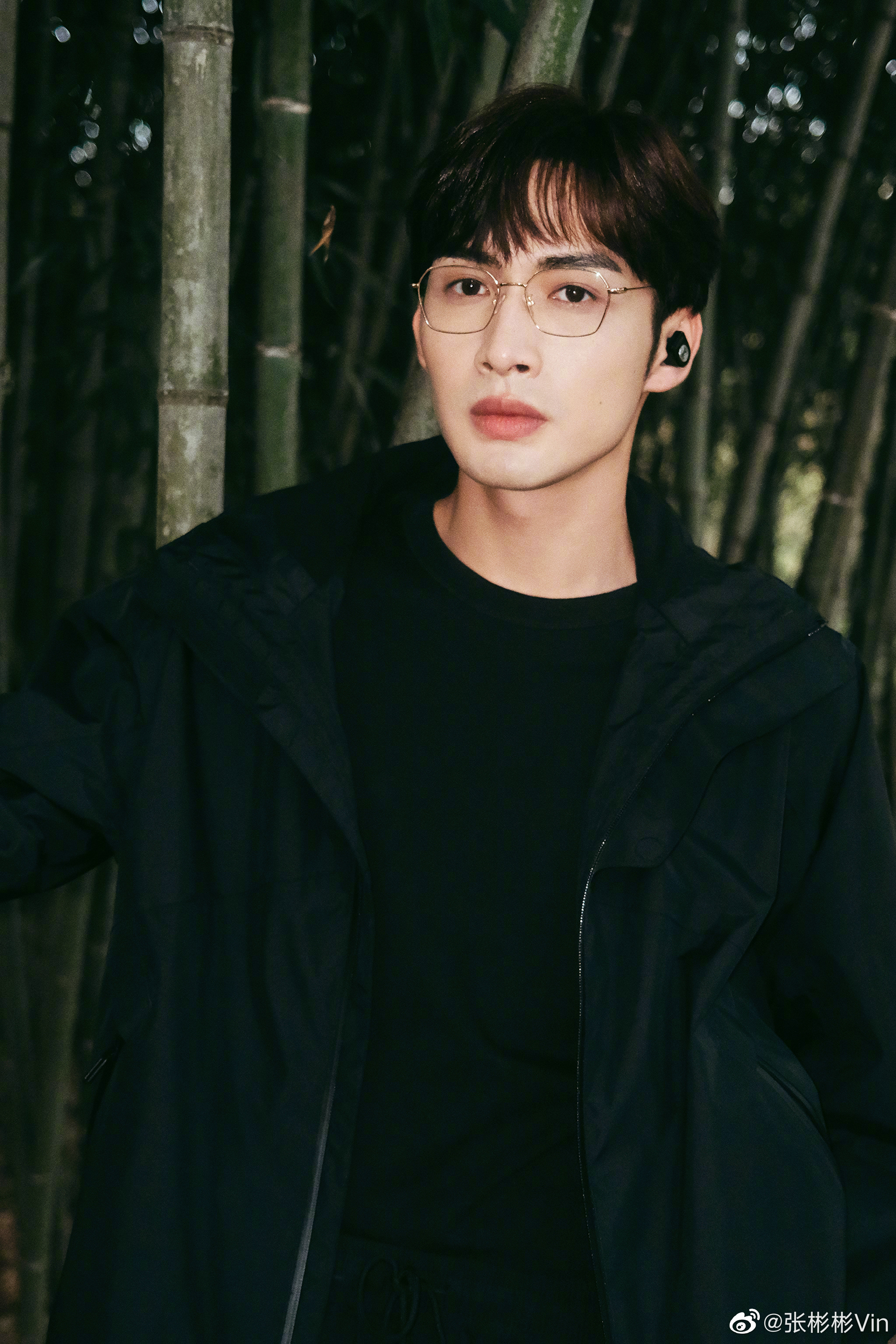 张彬彬竹林侧拍戴上眼镜好帅真的有种学术教授的感觉
