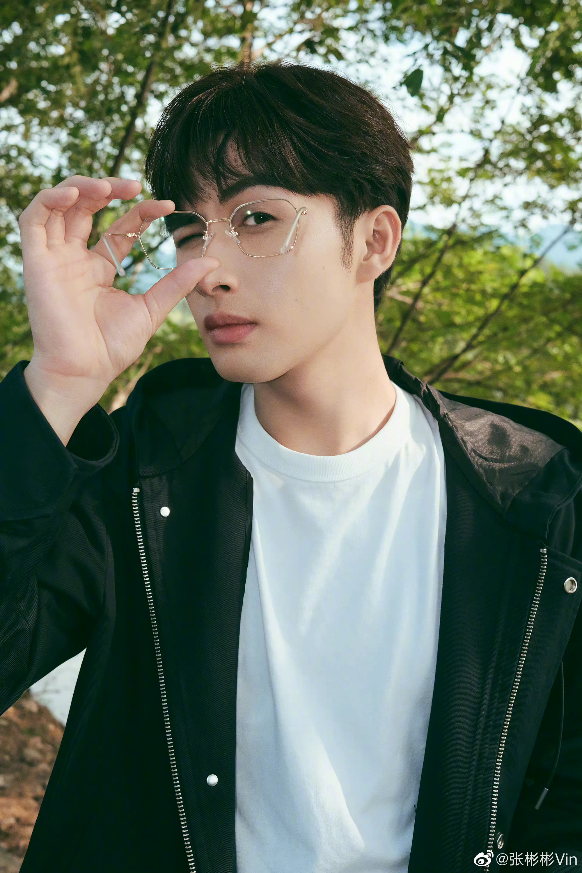 张彬彬竹林侧拍戴上眼镜好帅真的有种学术教授的感觉