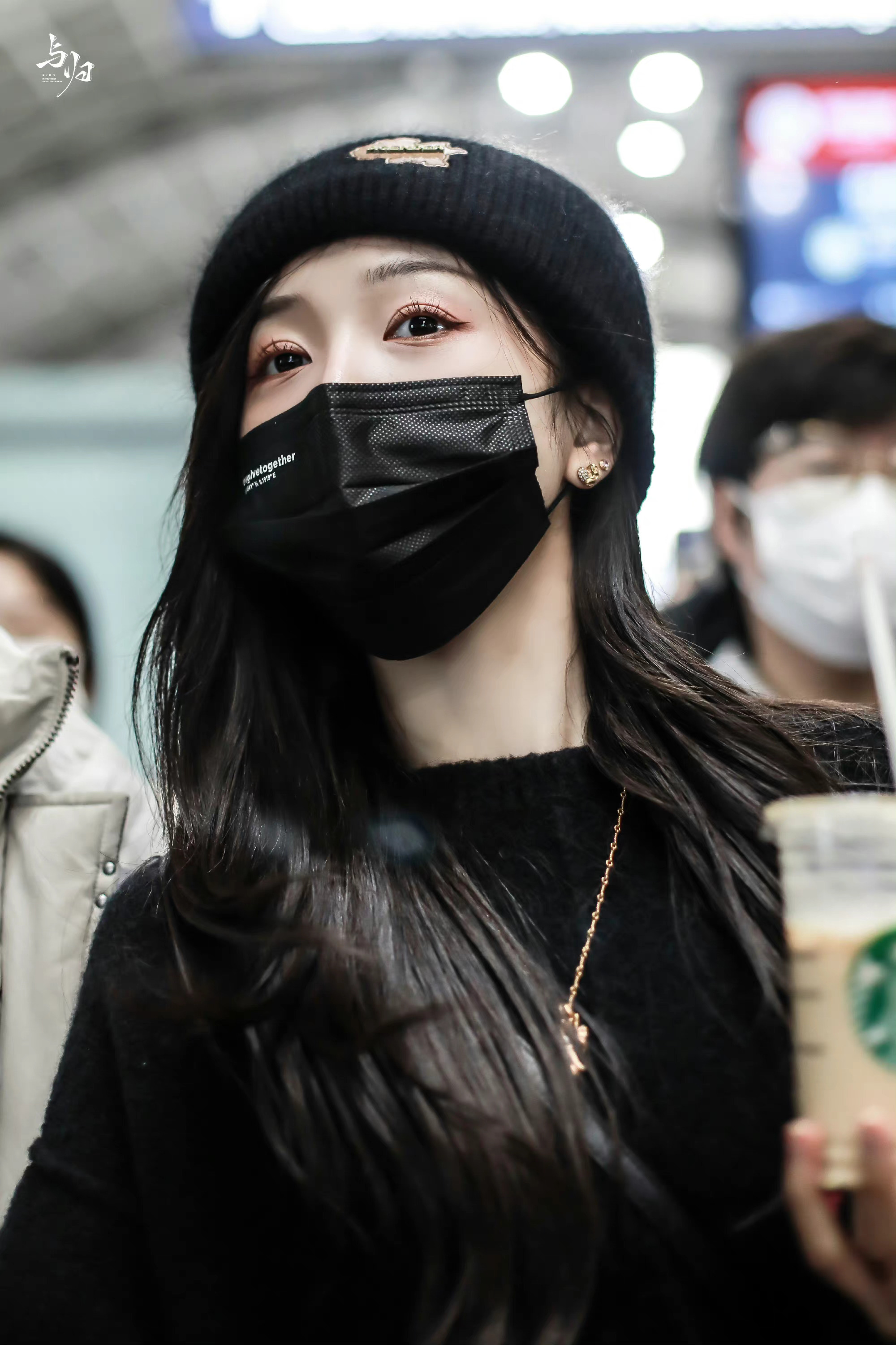 吴宣仪全黑造型机场饭拍路透黑色毛衣毛线帽酷飒可爱的小选